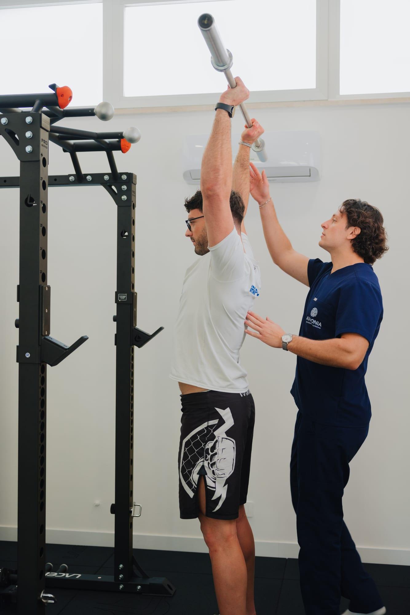 Esercizio di rinforzo degli arti superiori guidato in palestra riabilitativa
