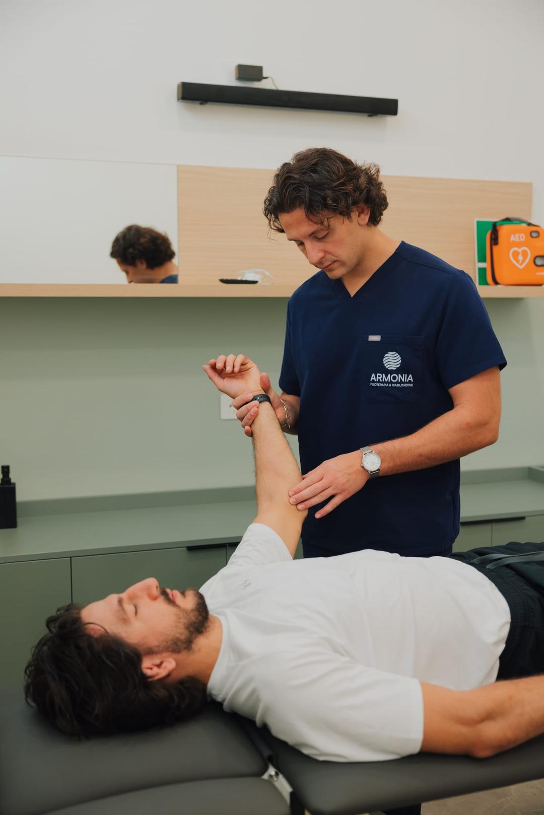 Mobilizzazione dell’arto superiore durante la seduta di fisioterapia
