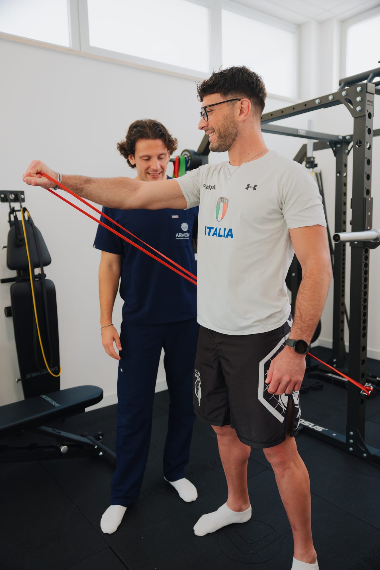 Esercizio con elastico per la spalla in palestra riabilitativa