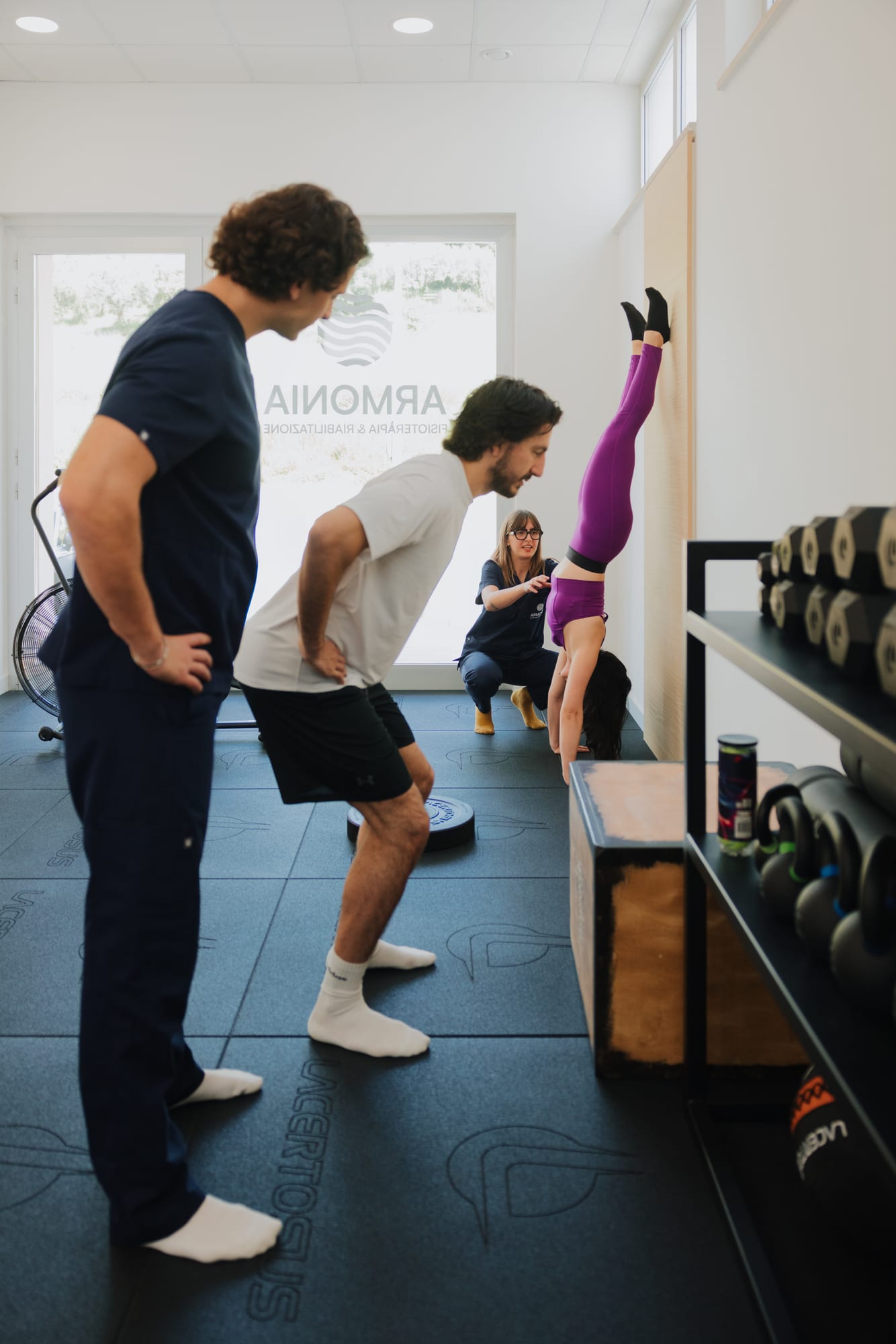 Esercizio funzionale in palestra riabilitativa con il fisioterapista