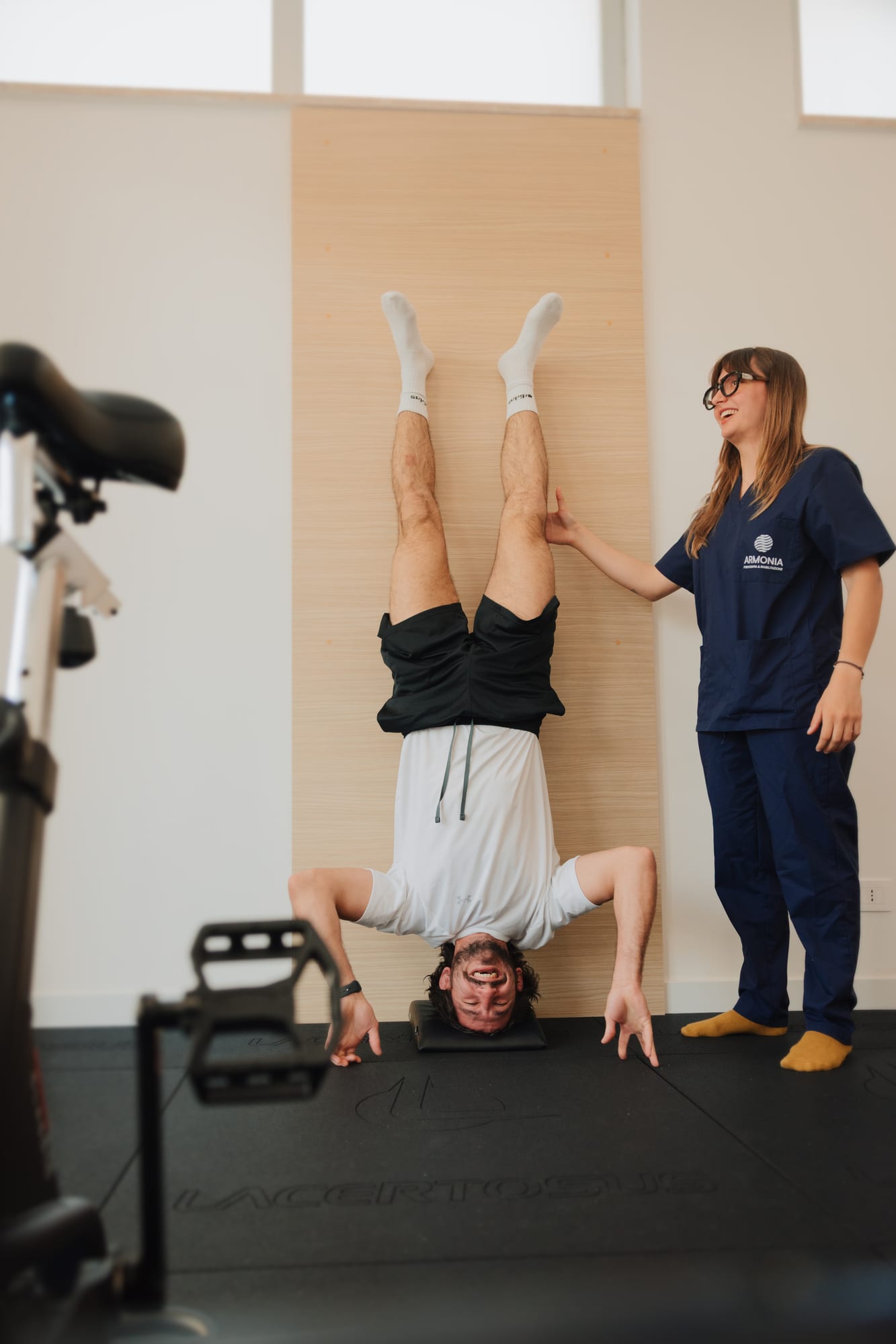 Esercizio funzionale in palestra riabilitativa con il fisioterapista