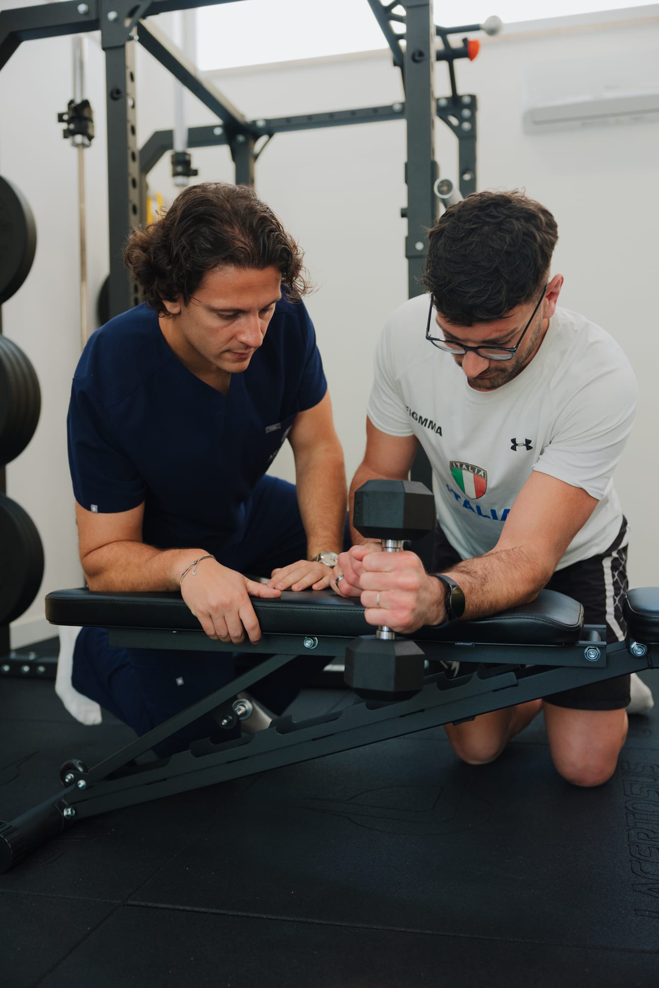 Esercizio di rinforzo degli arti superiori guidato in palestra riabilitativa