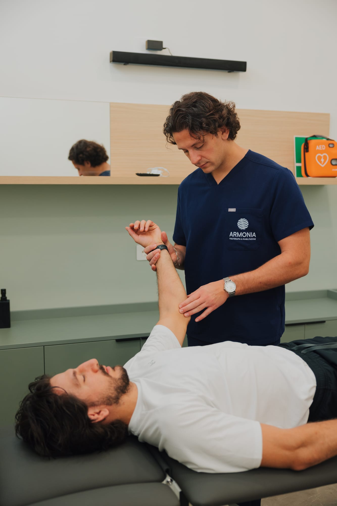 Mobilizzazione dell’arto superiore durante la seduta di fisioterapia