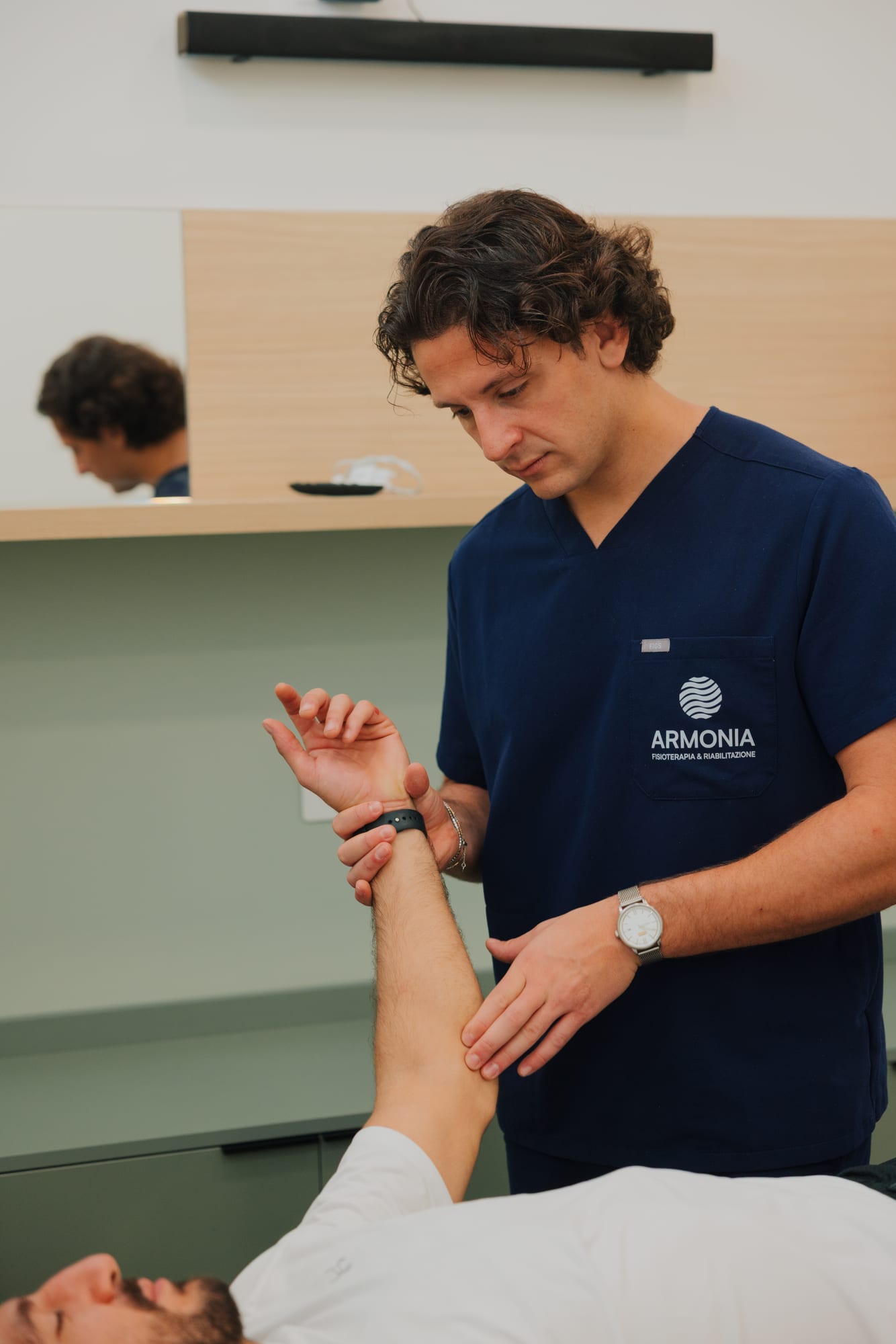 Mobilizzazione dell’arto superiore durante la seduta di fisioterapia