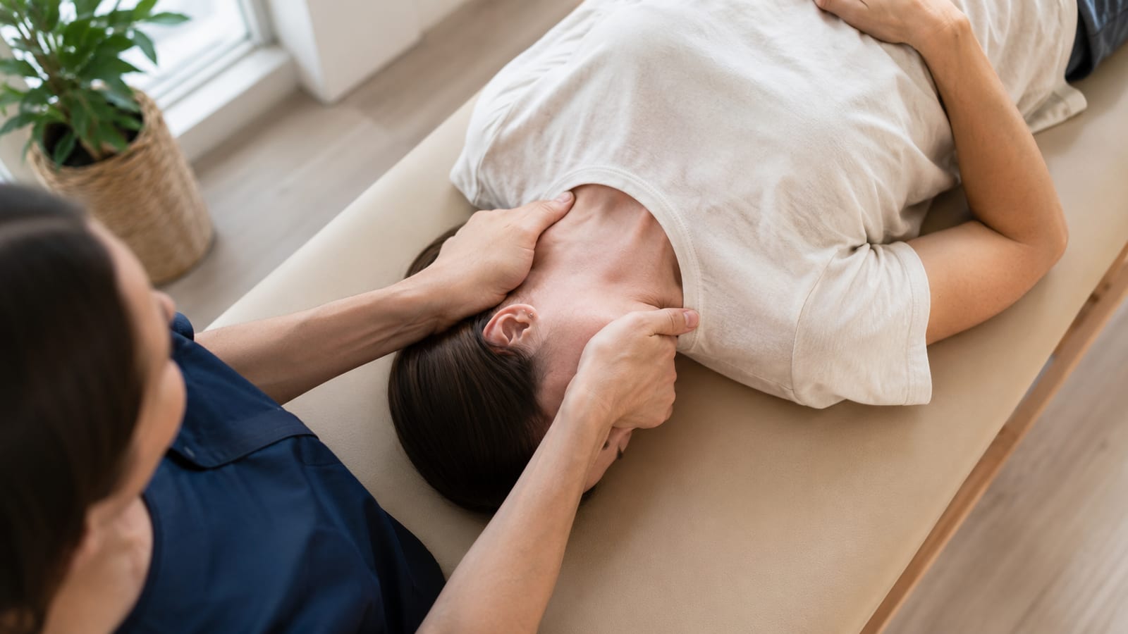 Trattamento cervicale delicato su paziente supina